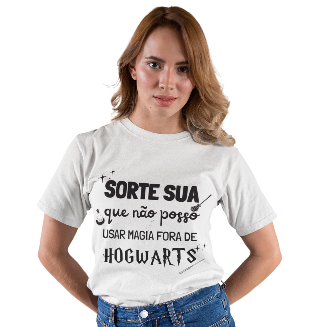 Camiseta "Sorte Que Não Posso Usar Magia Fora de Hogwarts"