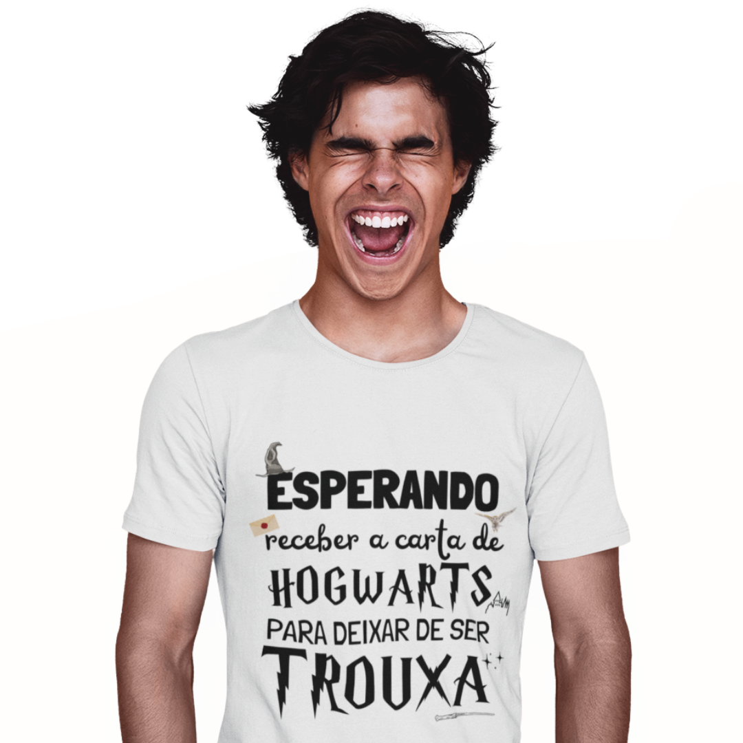 Camiseta "Esperando Receber a Carta de Hogwarts pra Deixar de Ser Trouxa"